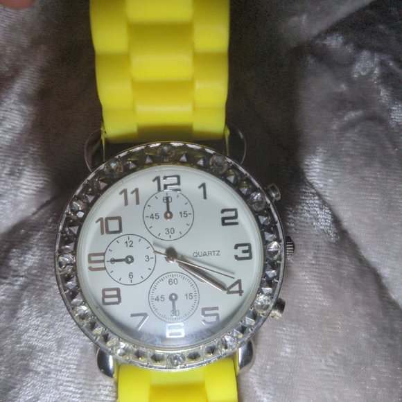 WOMEN\'S YELLOW BEZEL SILICONE YELLOW WATCH (DO NOT COME WITH BATTERIES) main image 9